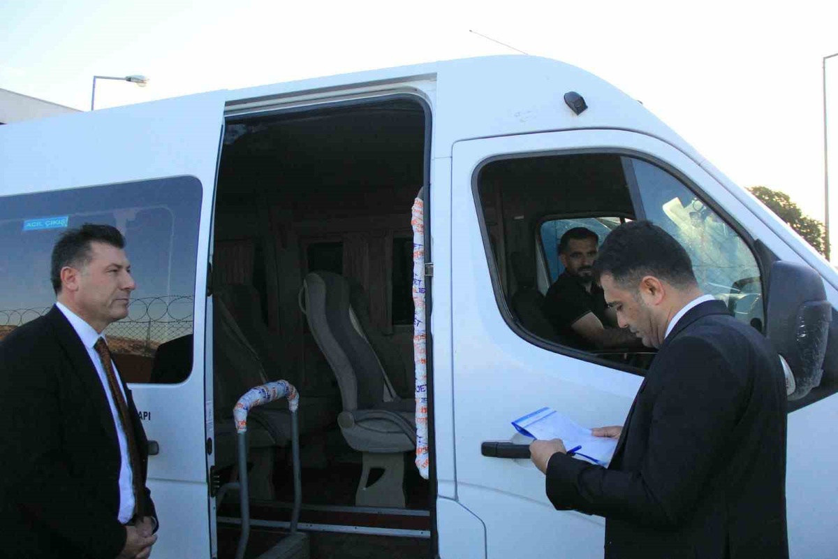 Cizre'de taşımalı okul servisleri İlçe Milli Eğitim Müdürü ve komisyonca denetlendi