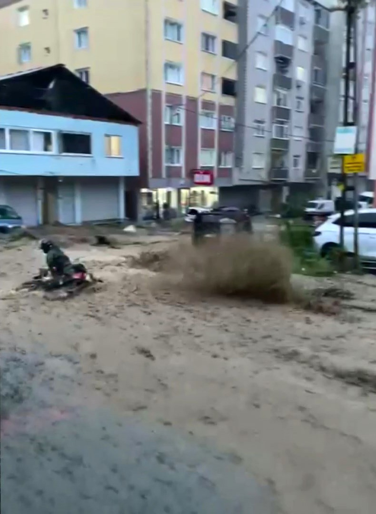 Sarıyer Ayazağa'da selde metrelerce sürüklenen motokuryenin görüntüleri ortaya çıktı