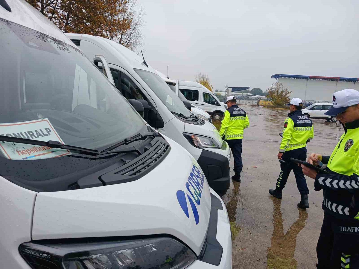Düzce'de okul servisleri polis, jandarma ve zabıta ekiplerince denetlendi