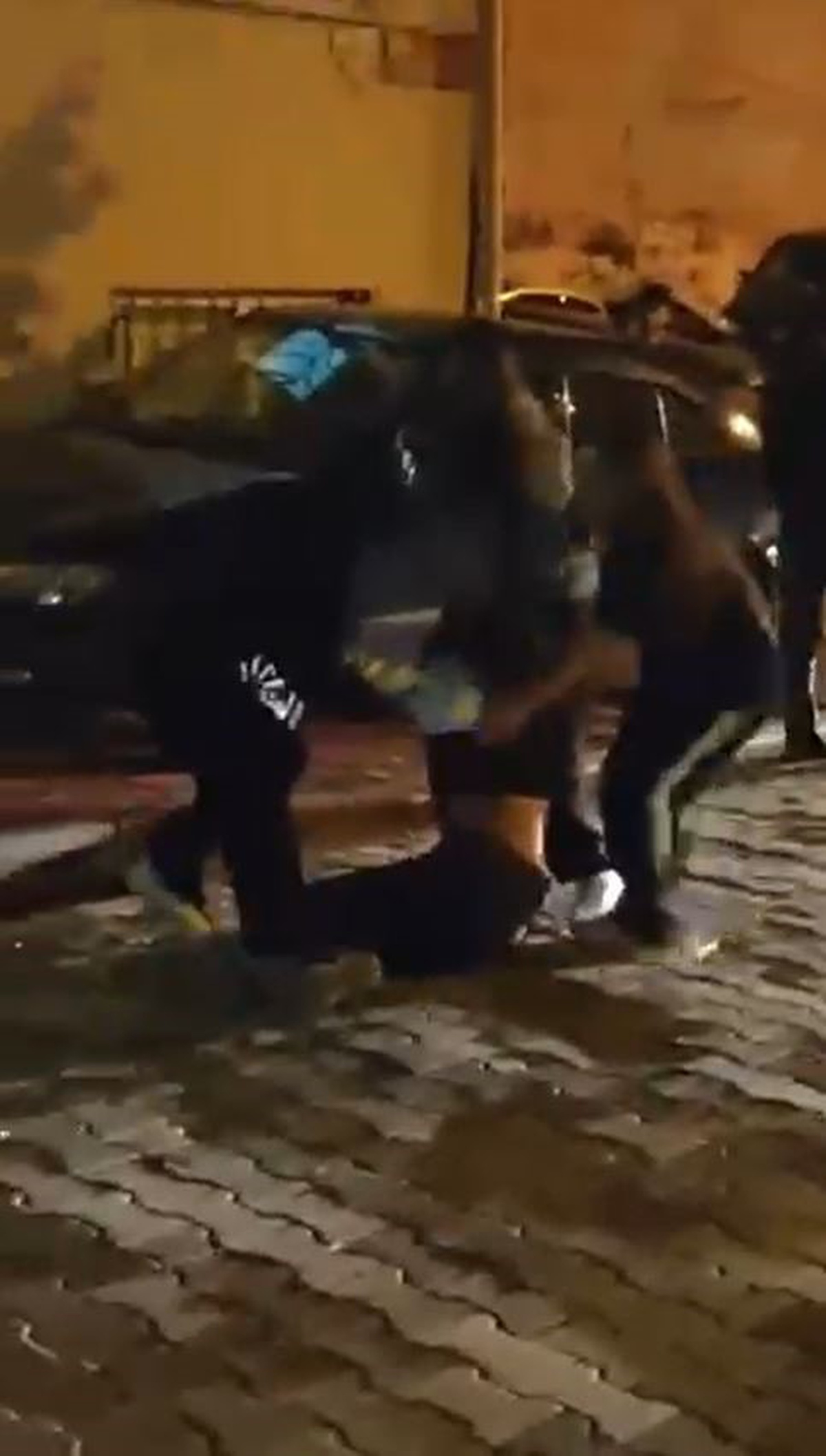 Esenyurt'ta gürültü tartışmasında bıçakla sokağa inen adam genç kızı yere attı