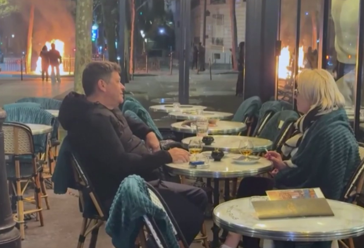 Paris alev alev, onlar keyifte! Çatışmanın ortasında şaraplarını yudumladılar