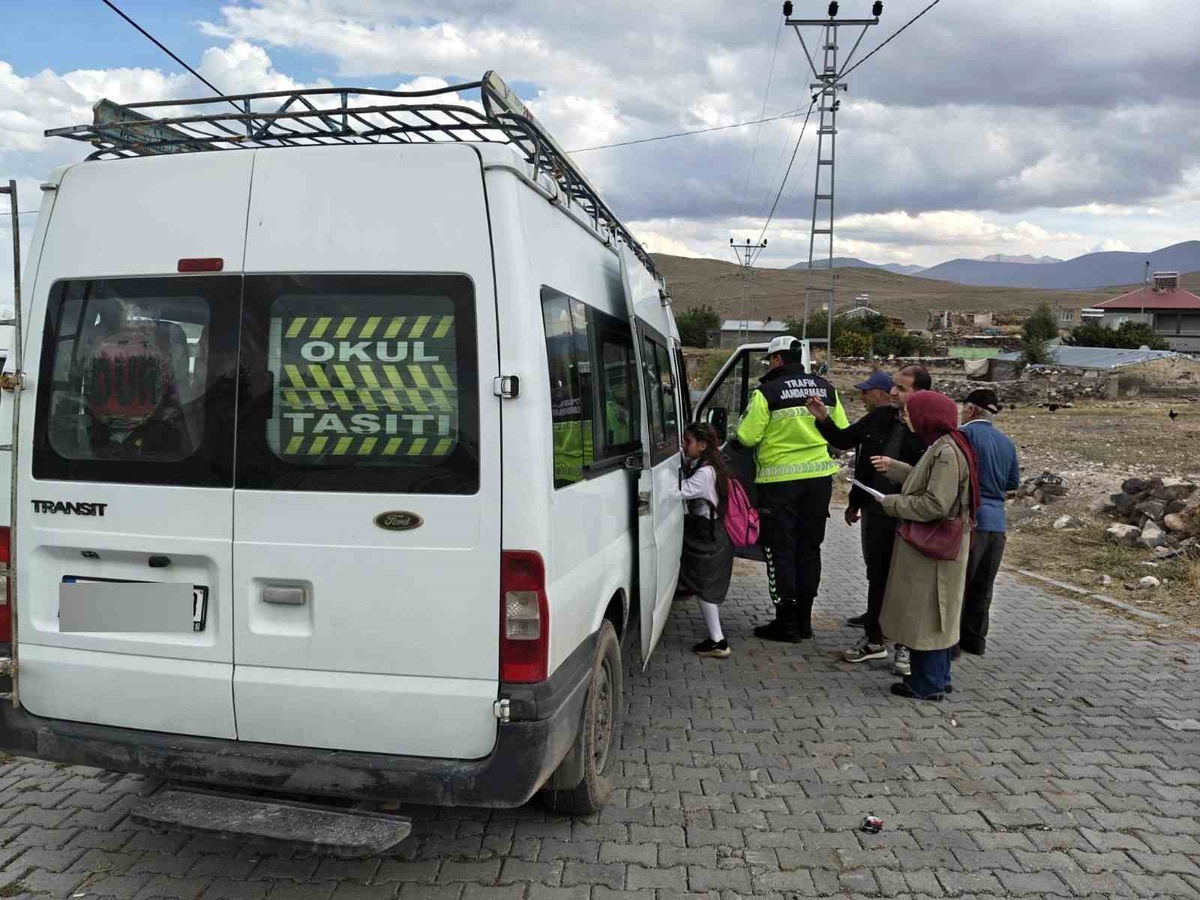 Iğdır'da jandarma 16 okulda bin 217 öğrenciye trafik kurallarını anlattı.