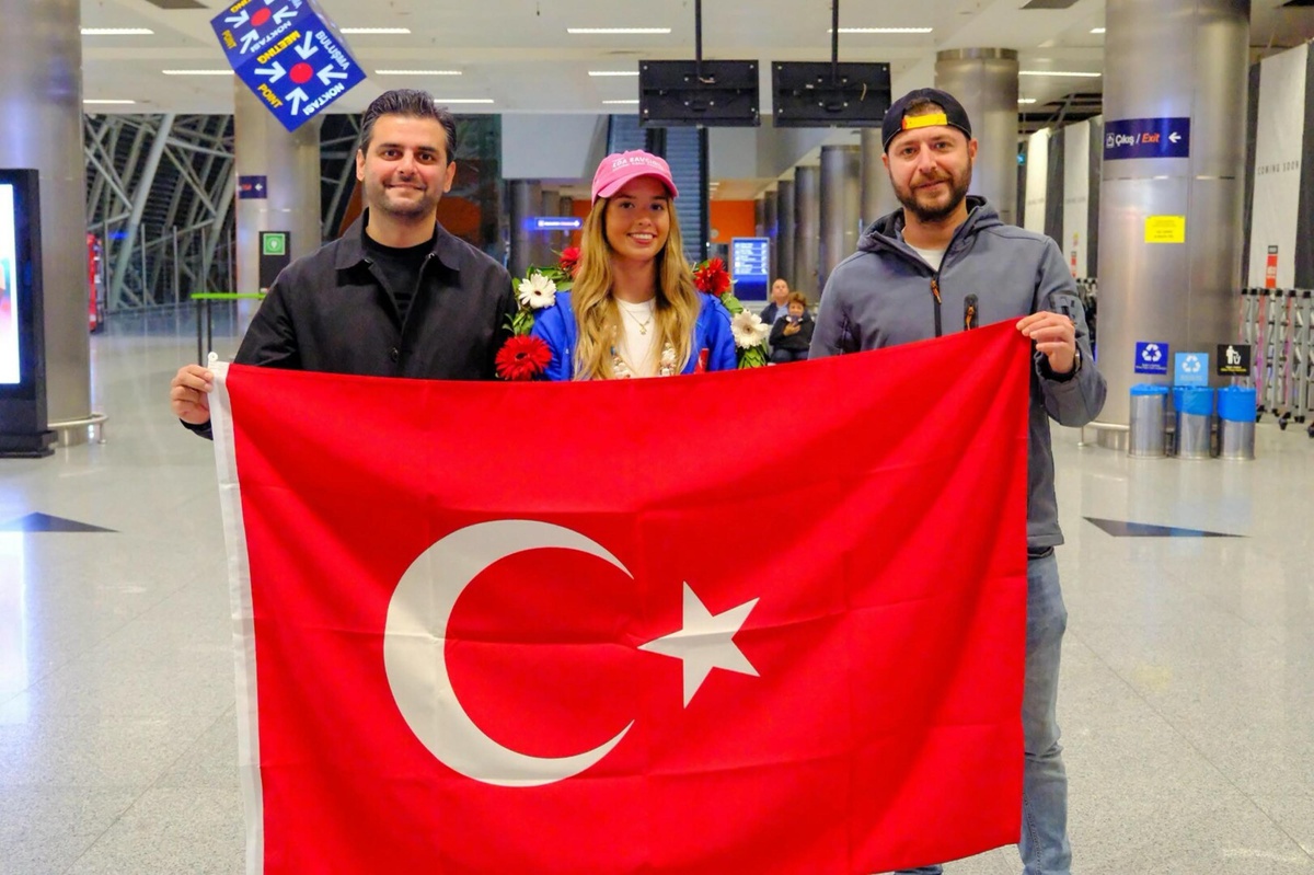 Okyanus Yedilisi'nde iki kanalı rekorlarla geçen Eda Savcıgil İzmir'e döndü