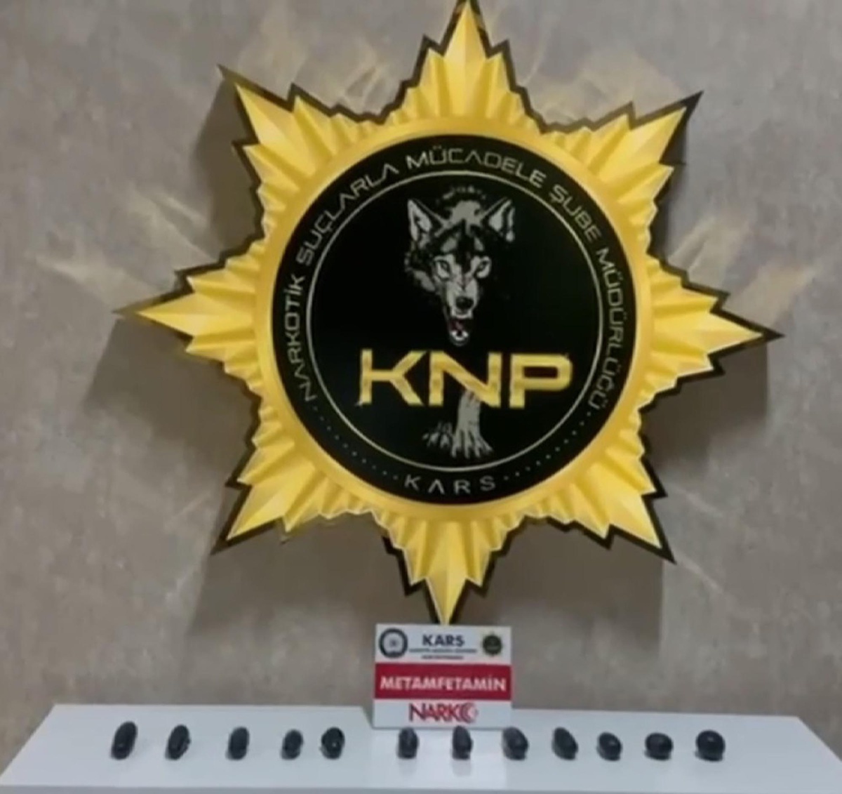 Kars'ta otobüste 307,94 gram metamfetaminle 2 İran uyruklu şüpheli tutuklandı