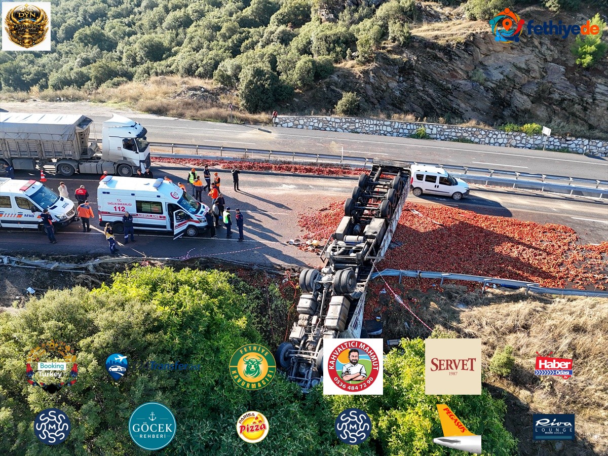 Uşak'ta domates yüklü tır devrildi, sürücüsü hayatını kaybetti
