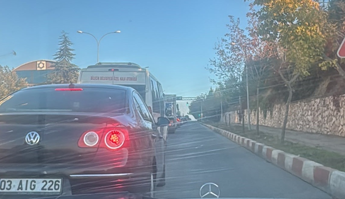Bilecik Sanayi rampasında trafik ışıkları kuyruğa yol açıyor, sürücüler çözüm istiyor