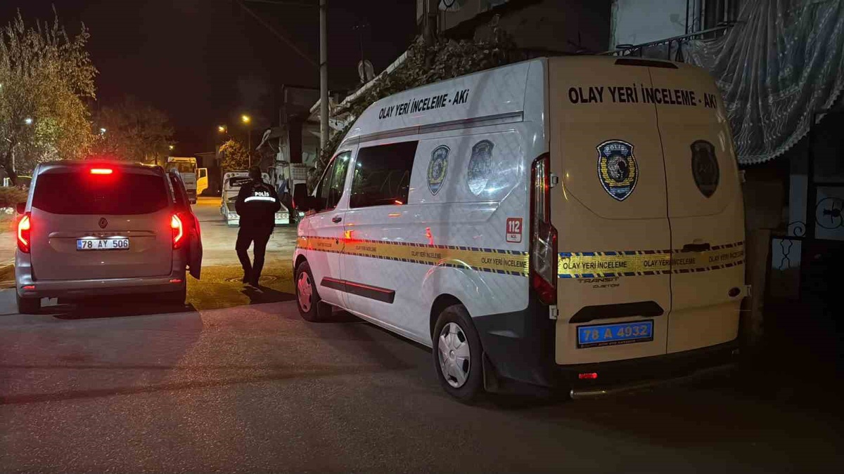 İddiaya göre Karabük'te 38 yaşındaki adamı kız arkadaşı iki bıçakla ağır yaraladı