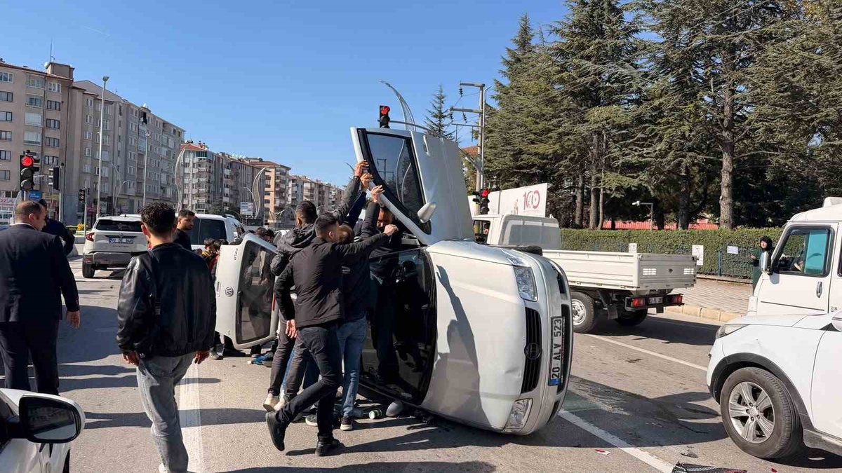 Afyonkarahisar'da kontrolden çıkan otomobil iki araca çarpıp yan yattı, 1 yaralı