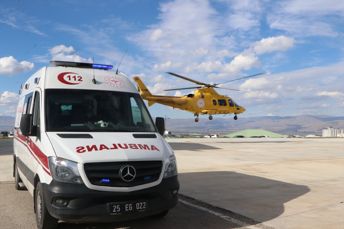 Erzurum Oltu'da kalp krizi şüphesiyle 65 yaşındaki hasta helikopterle sevk edildi
