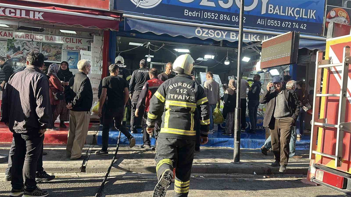 Burdur'da balıkçıda baca yangını! İtfaiye söndürürken balık satışı durmadı