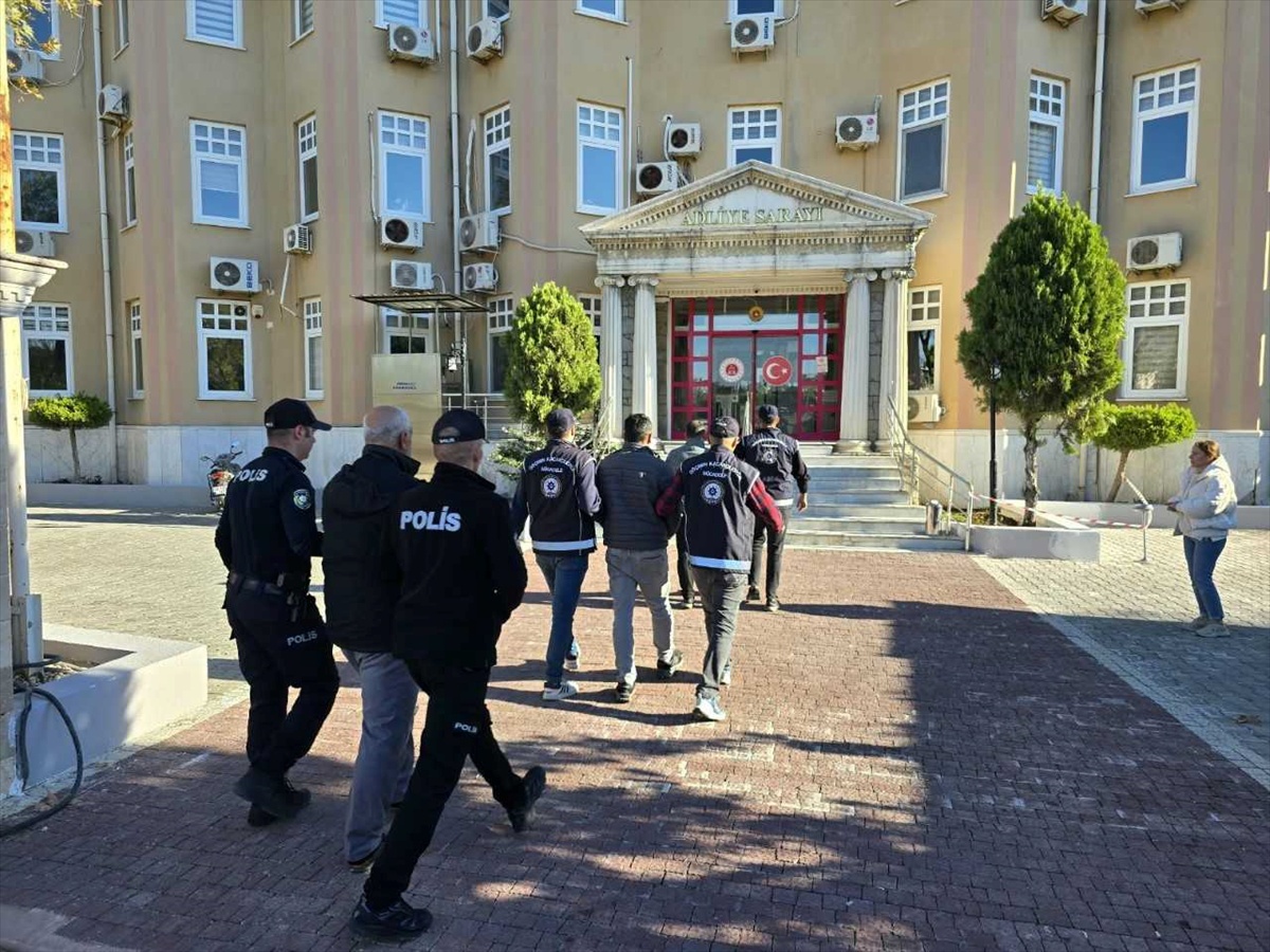 Aydın'ın Didim ilçesinde yakalanan 25 düzensiz göçmenle ilgili 3 şüpheli tutuklandı
