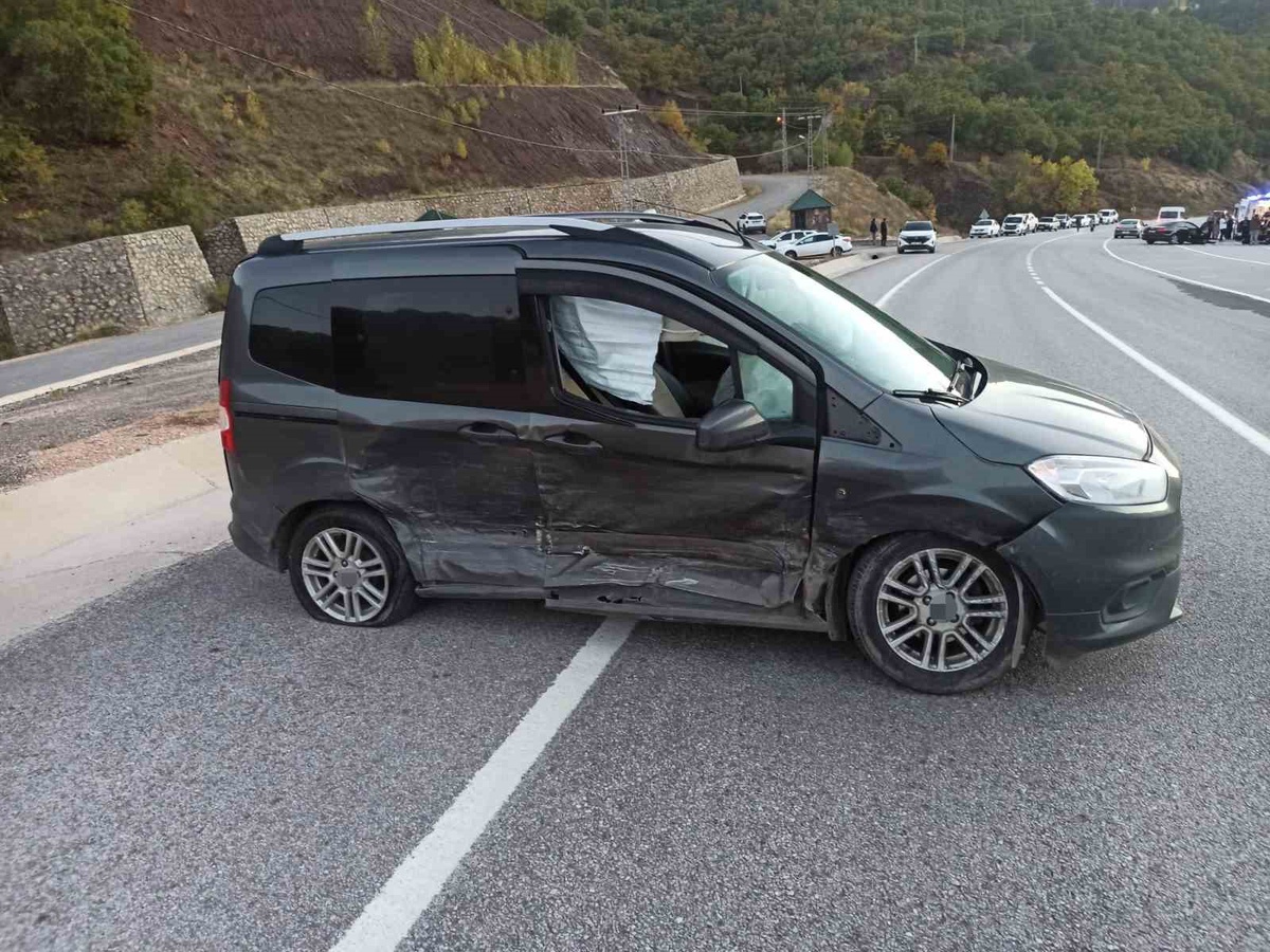 Bingöl-Erzurum kara yolunda otomobil ile hafif ticari araç çarpıştı, 3 kişi yaralandı