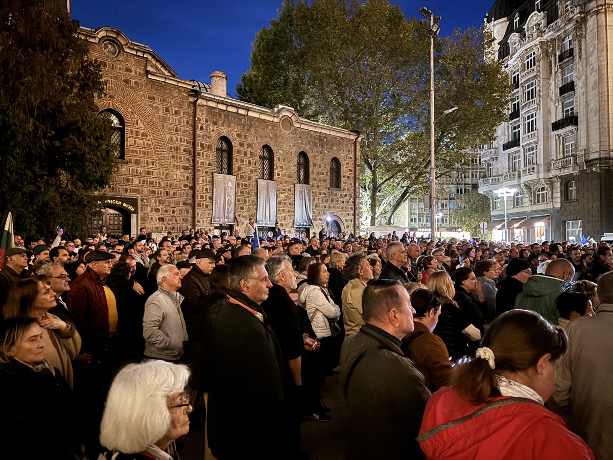 Sofya'da düzenlenen protestoda binlerce kişi Yotova ve Radev'i istifaya çağırdı