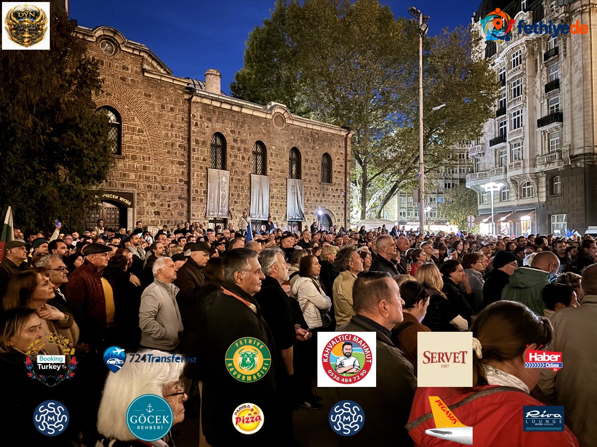 Sofya'da düzenlenen protestoda binlerce kişi Yotova ve Radev'i istifaya çağırdı