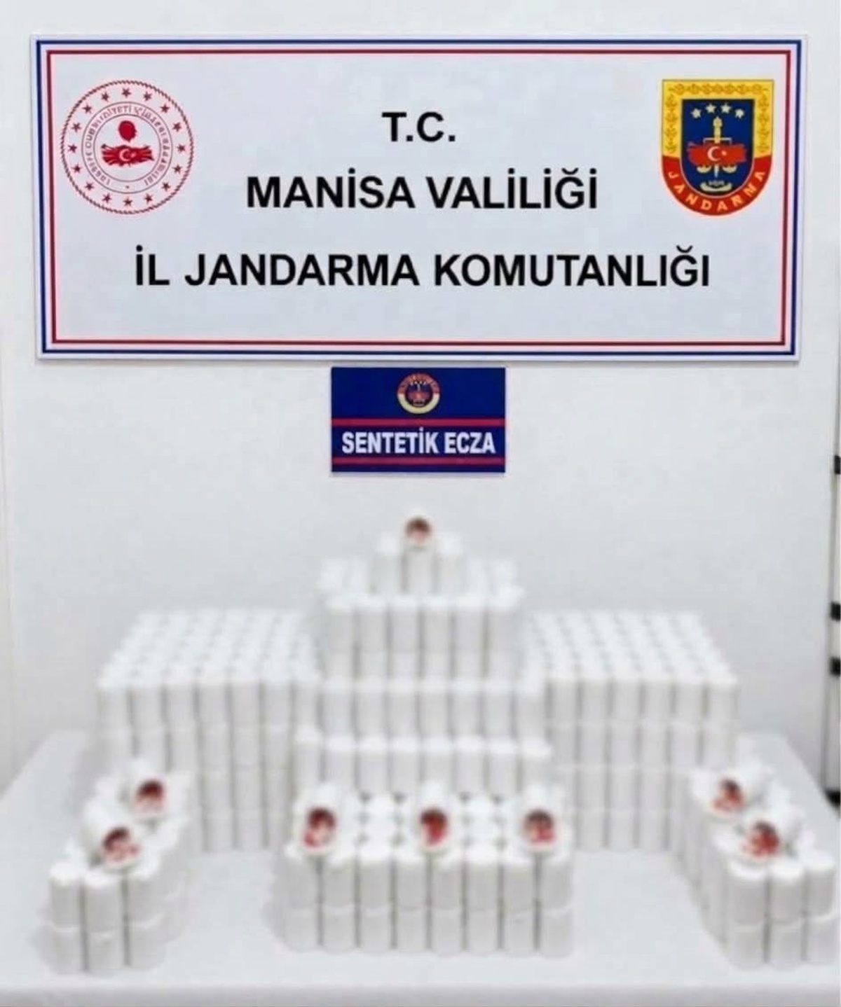Manisa Şehzadeler'de jandarma operasyonunda 42 bin 534 sentetik hap ele geçirildi