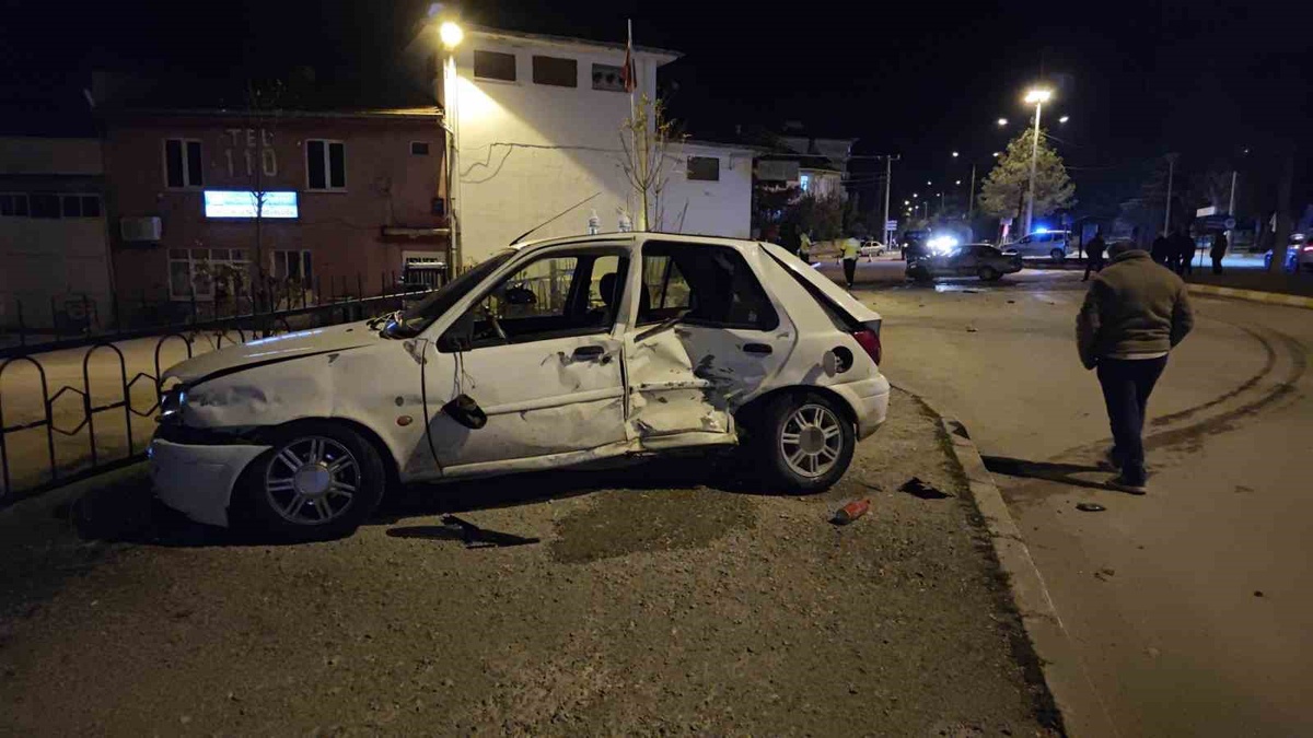 Yalvaç'ta iki otomobil kavşakta çarpıştı, 3 kişi yaralandı; kaza anı kameraya yansıdı