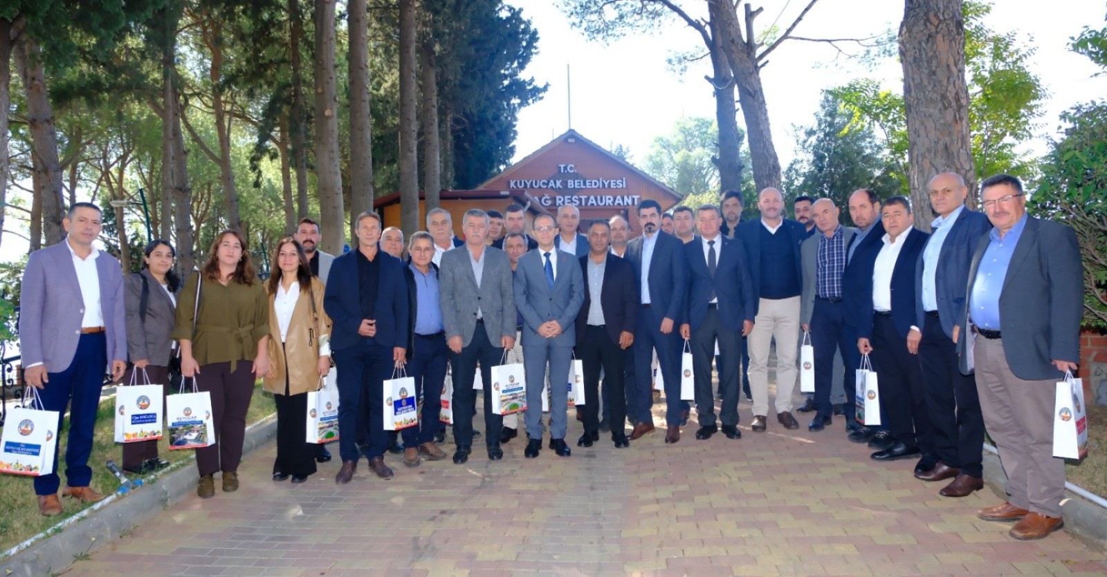 [BELEDIYE · Aydın · Kuyucak] Başkan Doğanca muhtarların gününü kutladı 19 Ekim 2026 Kuyucak Belediye Başkanı Uğur Doğanca, 19 Ekim Muhtarlar Günü dolayısıyla ilçedeki muhtarlarla kahvaltı programında buluştu. Kuyucak Belediyesi tarafından 19 Ekim Muhtarlar Günü kapsamında T.C. Kuyuc...