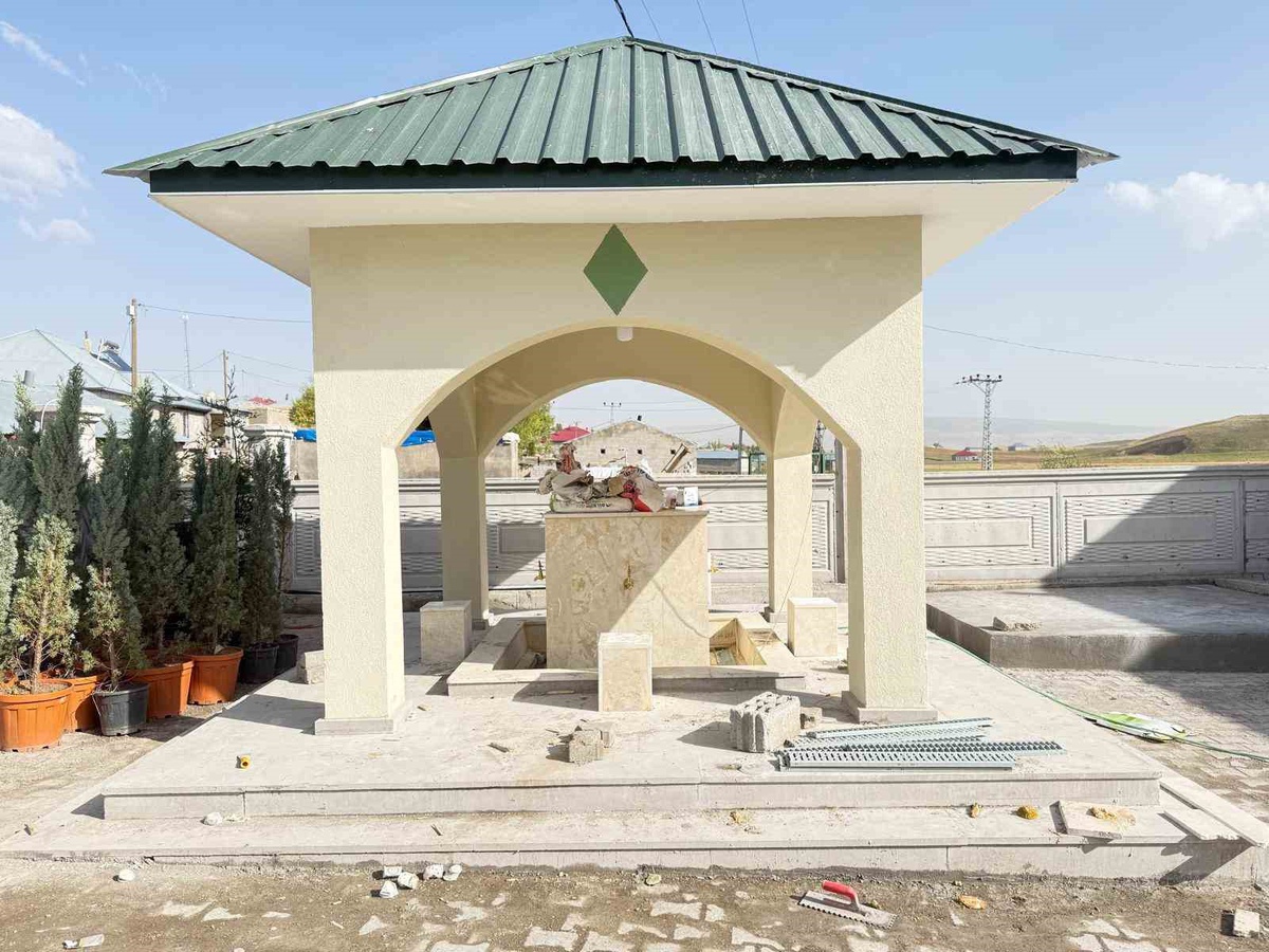 Ağrı Patnos'ta köy halkı cami bahçesine imeceyle külliye benzeri yerleşke kazandırdı