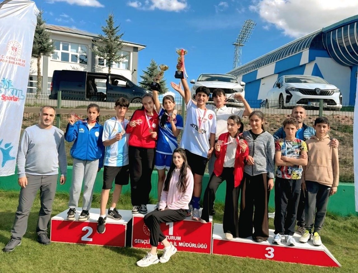 Erzurum'da Aşkale YİBO Ortaokulu atletizmde kız ve erkek takımlarıyla kupa kazandı