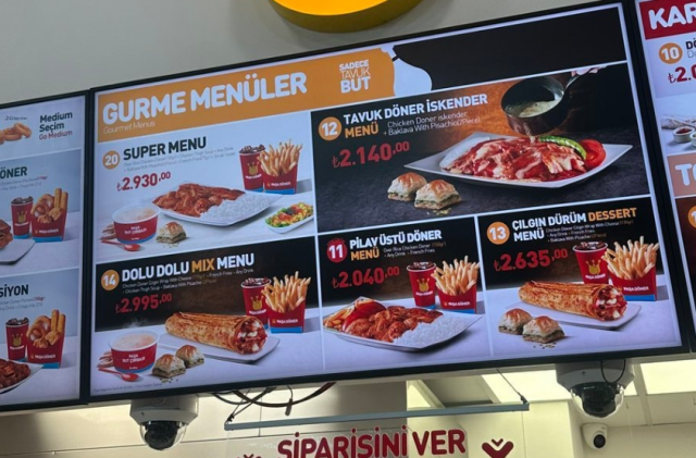 Uçak biletinden pahalı tavuk döner! Menü fiyatlarını görenler isyan etti