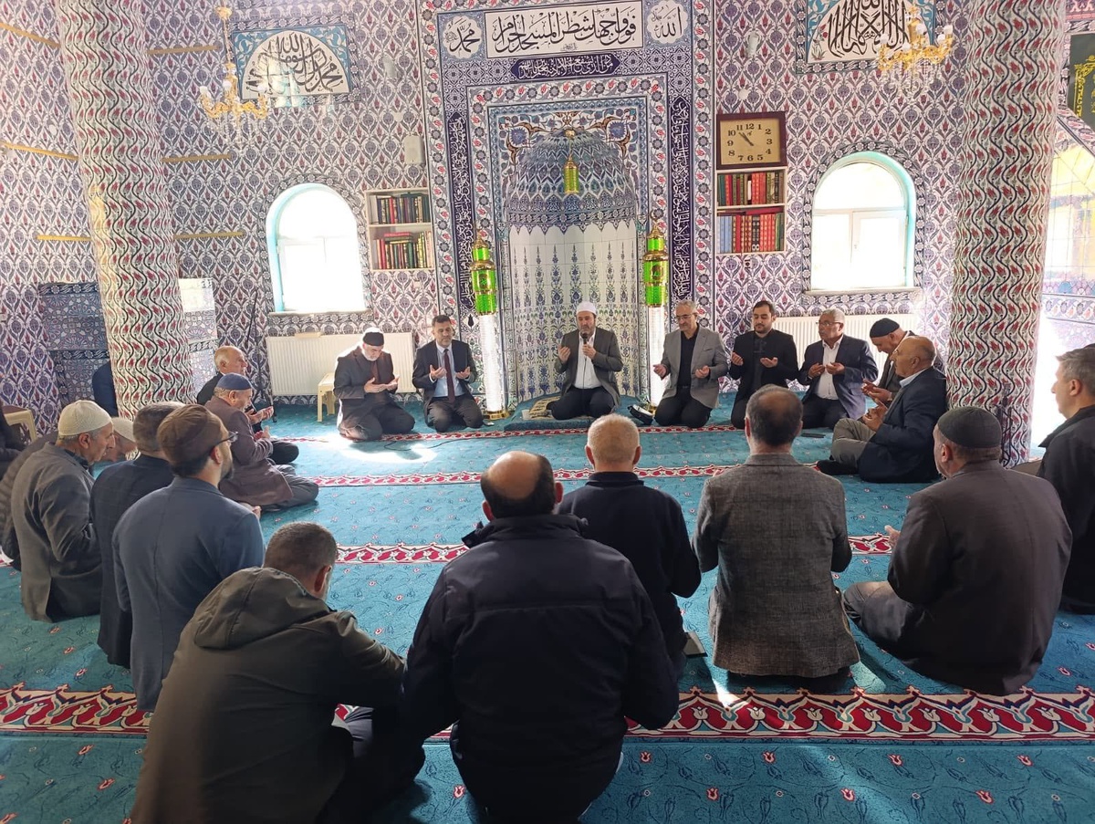 Ağrı Hamur'da umre adaylarına Merkez Camii'nde bilgilendirme semineri düzenlendi