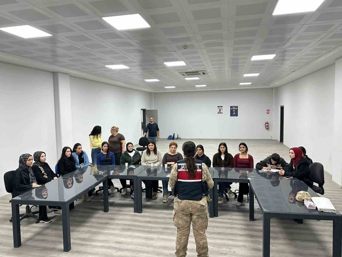 Kilis İl Jandarma Komutanlığı OSB'de çalışanlara KADES'i anlattı