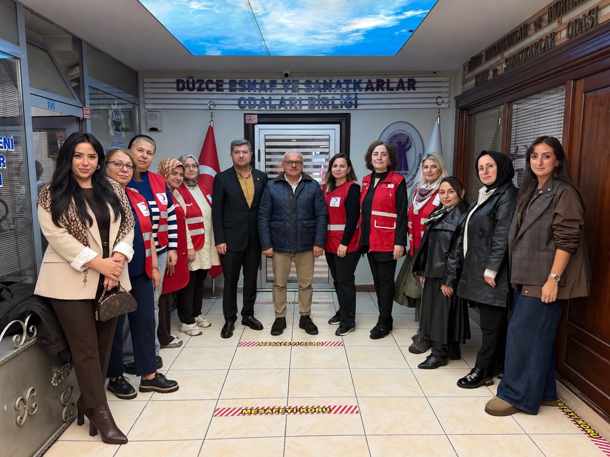 Kızılay Kadın Kolları Düzce'de DOGİM ve DESOB başkanlarını ziyaret etti