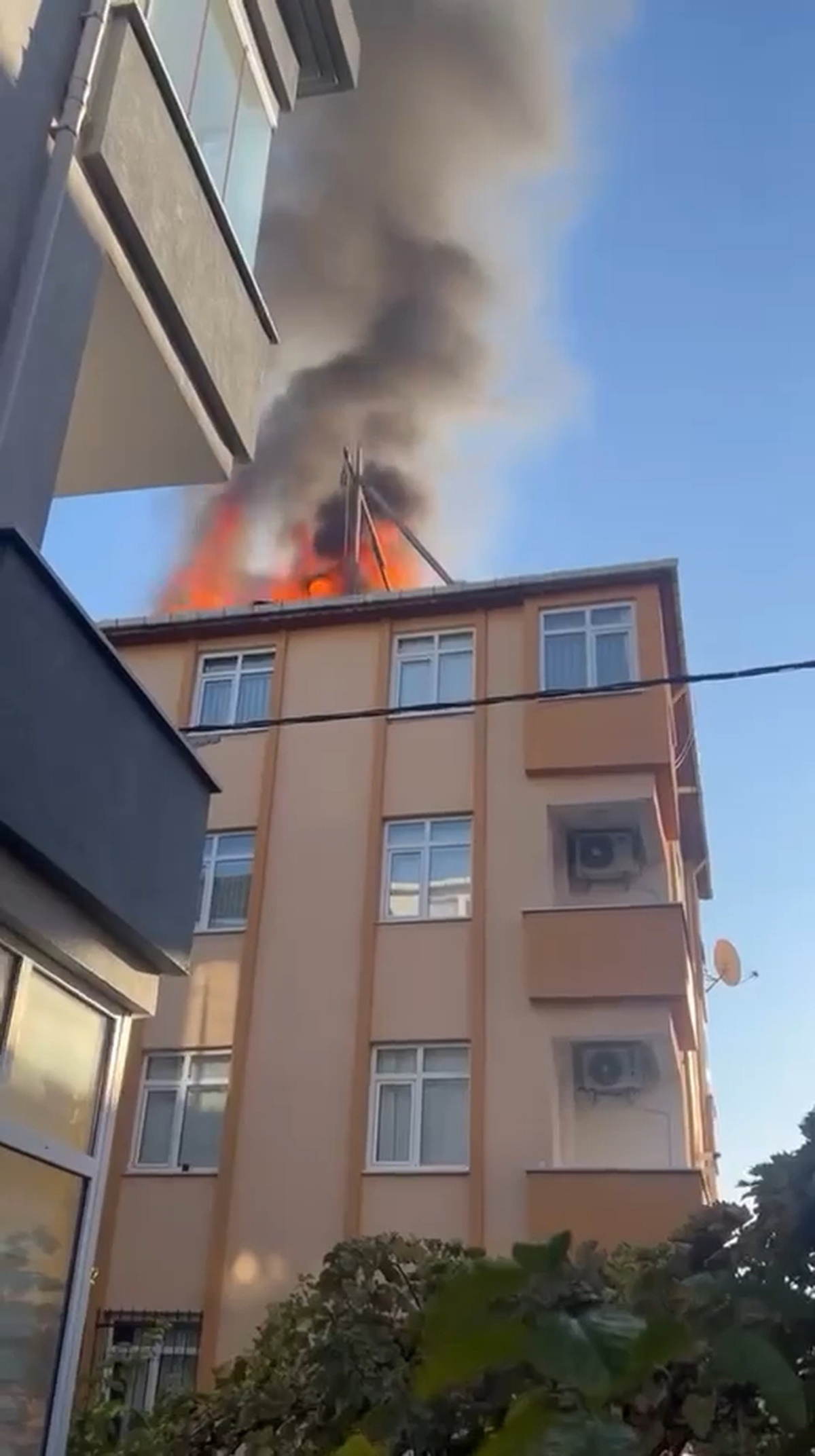 Ataşehir'de 4 katlı binanın çatısında iddiaya göre çalışma sırasında yangın çıktı