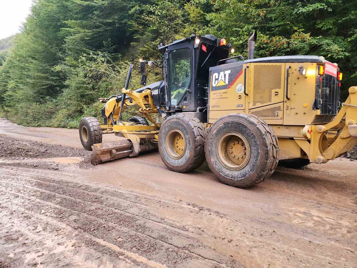 Düzce Gümüşova'da heyelanla kapanan Dededüzü köyü yolu İl Özel İdaresi'nce açıldı