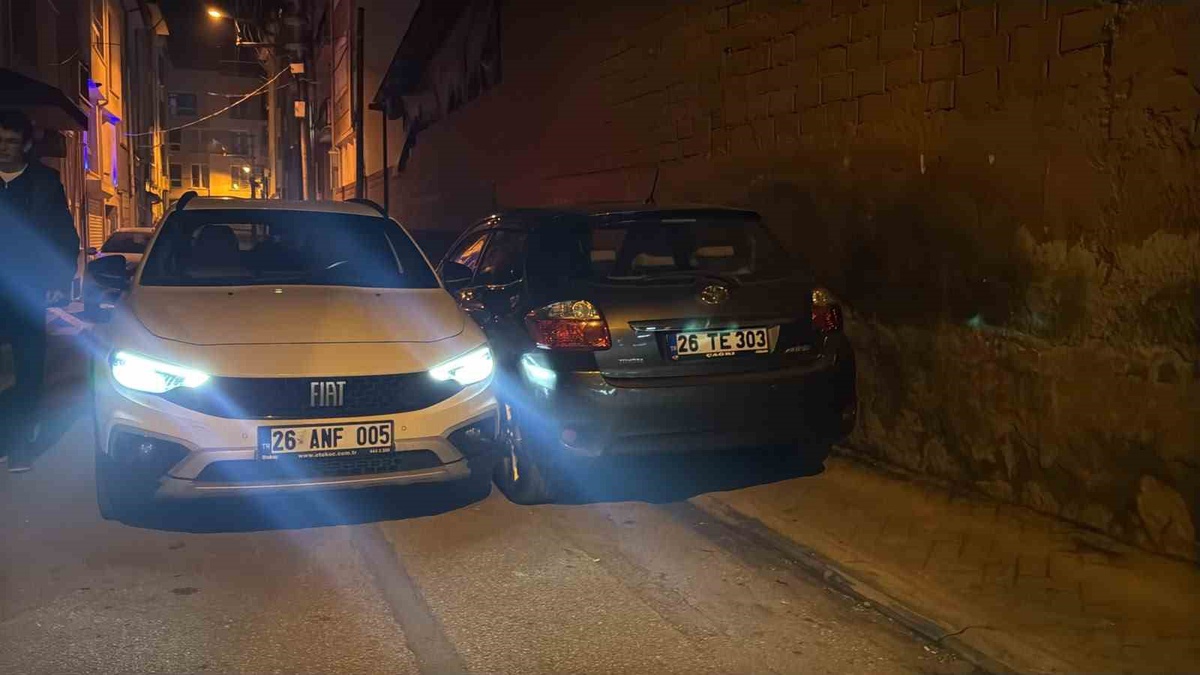 Eskişehir Odunpazarı'nda polisten kaçan 2.03 promilli sürücü parktaki araca çarptı