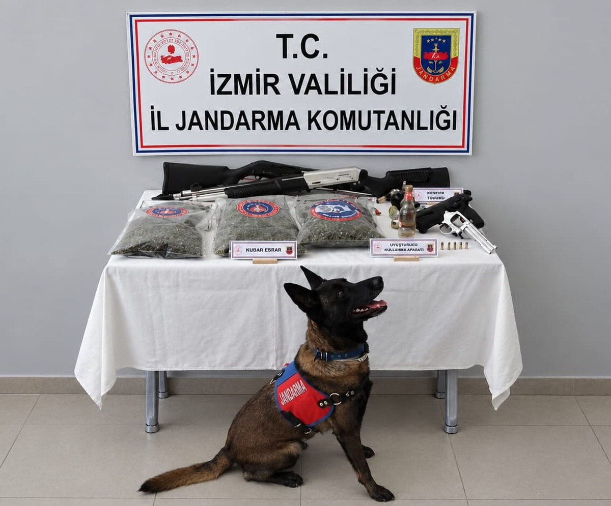 İzmir Beydağ'da 10 adrese eş zamanlı operasyonda 1100 gram esrar ele geçirildi