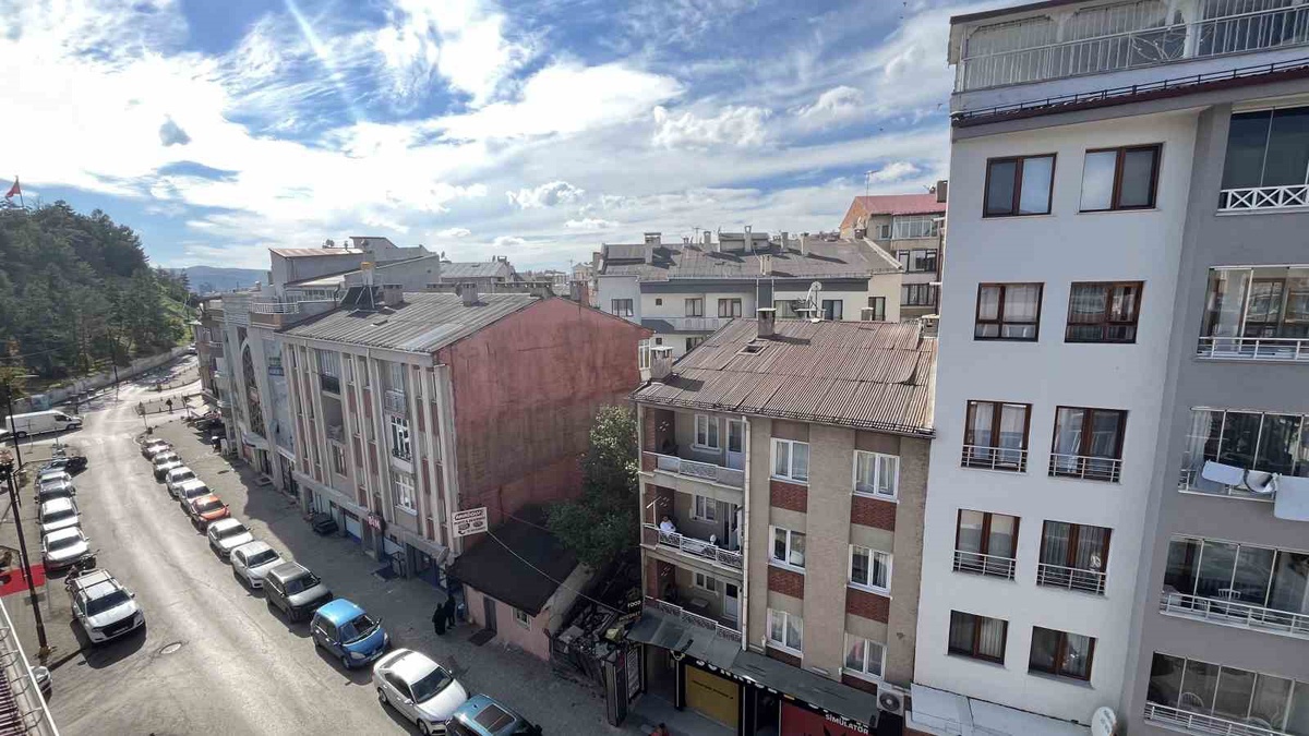 Hatice Baydiker, apartmanlar arasındaki 60 yıllık evini müteahhitlere satmıyor