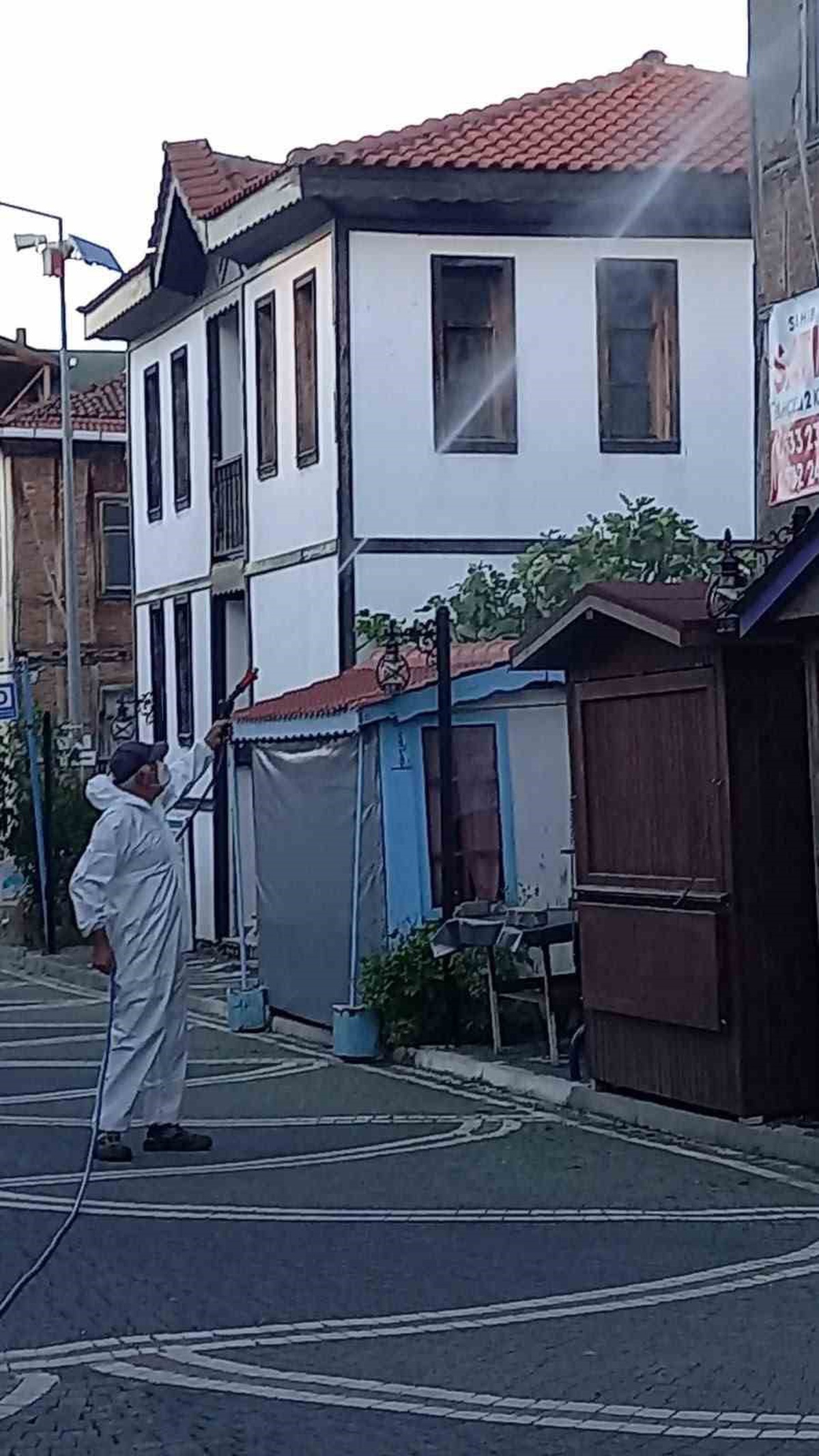 Akçakoca'da Muhtar Hasan Aydın, kahverengi kokarcaya karşı tulum giyip ilaçlama yaptı