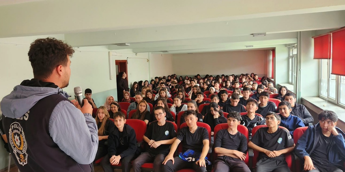 Afyonkarahisar Emniyeti bin 320 öğrenciye siber zorbalık ve dijital şantajı anlattı