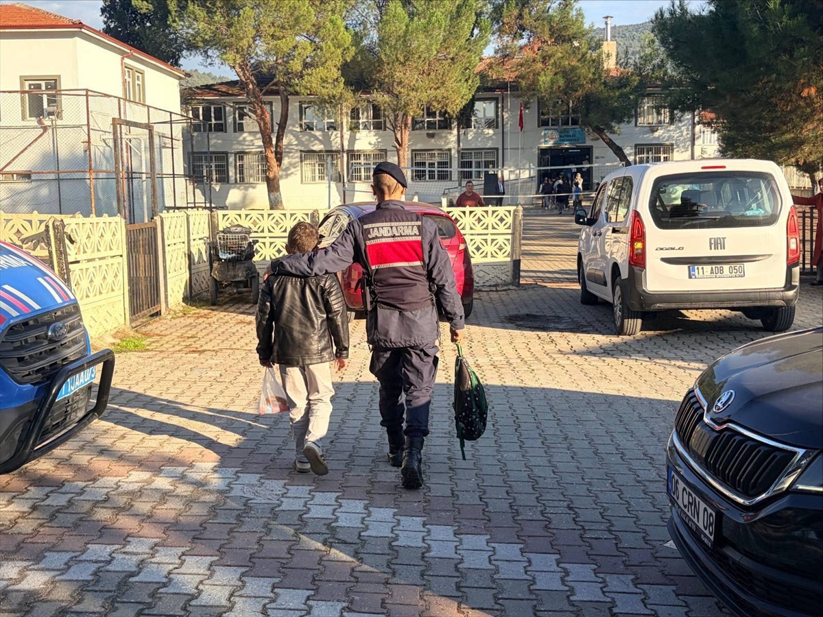 Bilecik'te jandarma ekipleri 20 okul çevresinde güvenlik denetimi yaptı