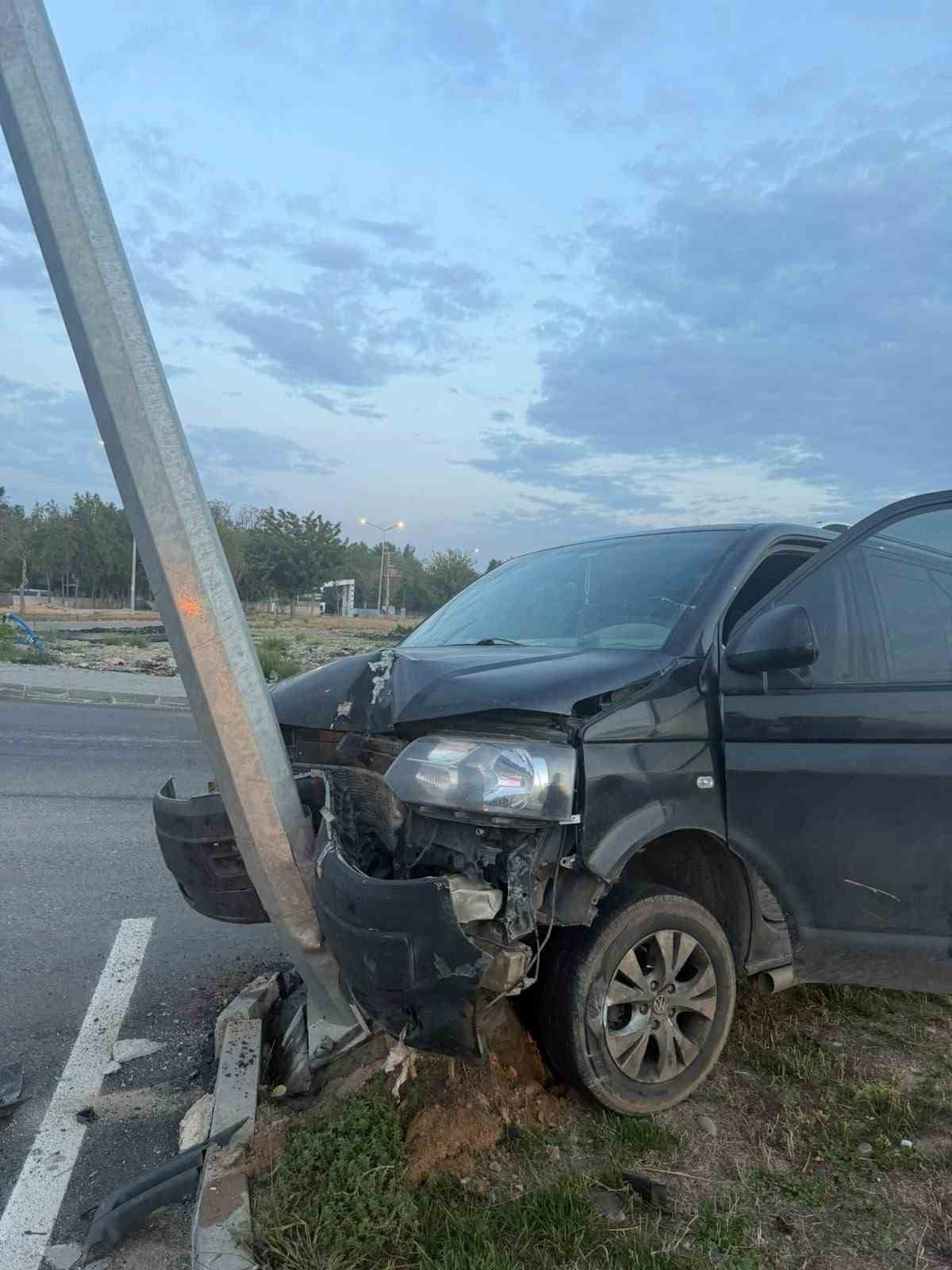Batman’da hafif ticari araç aydınlatma direğine çarptı: 1 yaralı