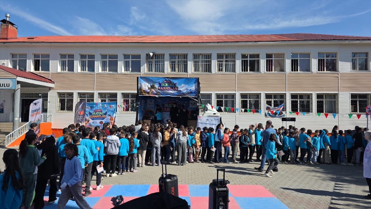 Güroymak'ta Fatih Ortaokulu'nda öğrencilere STEM ve robotik eğitimi verildi