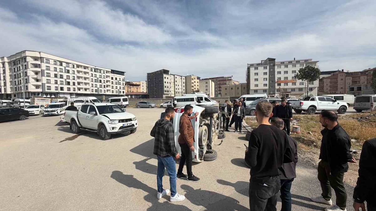 Yüksekova'da iki araç çarpıştı, 1 yaralı hastaneye kaldırıldı
