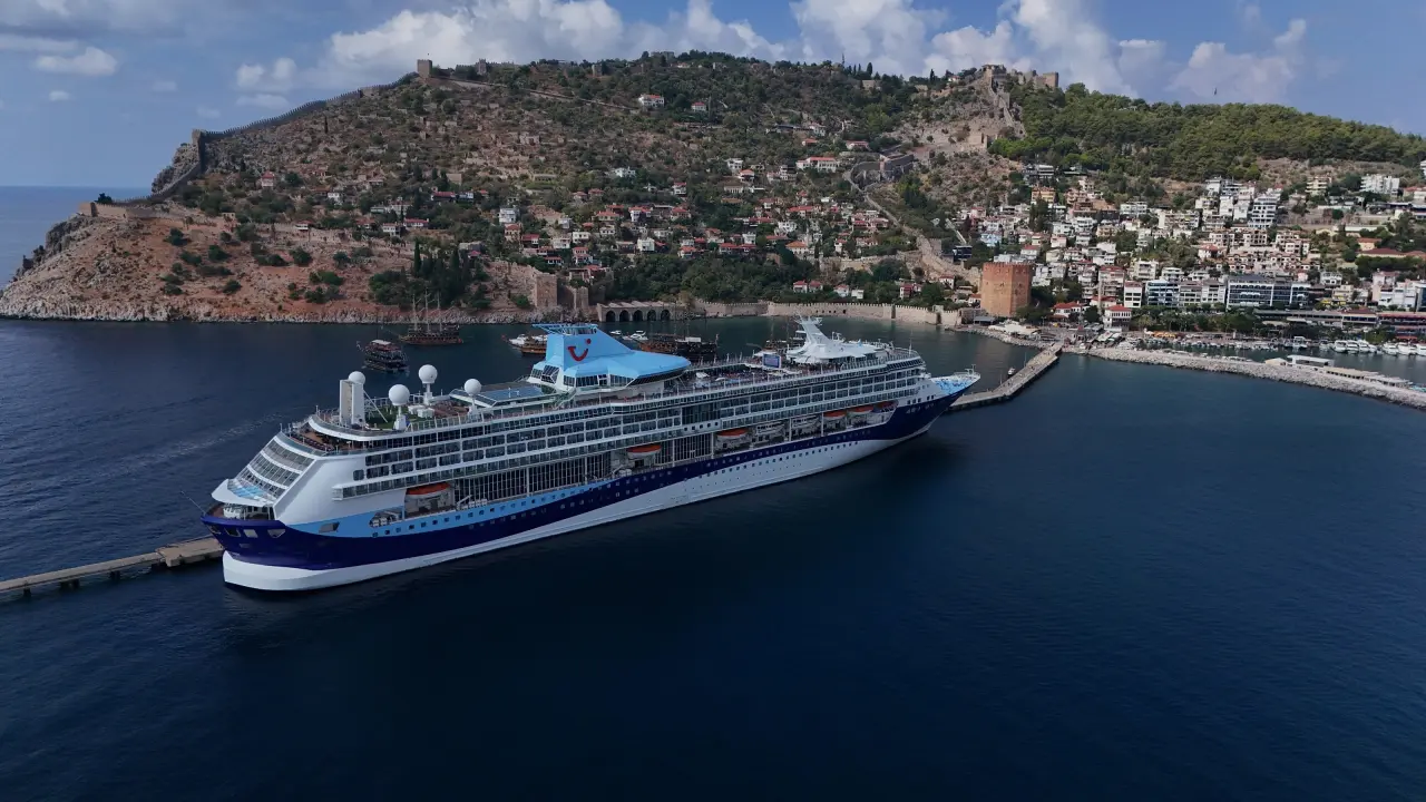Alanya’ya iki dev kruvaziyer aynı gün yanaştı! 2 bin 400 turist ilçeyi ziyaret etti