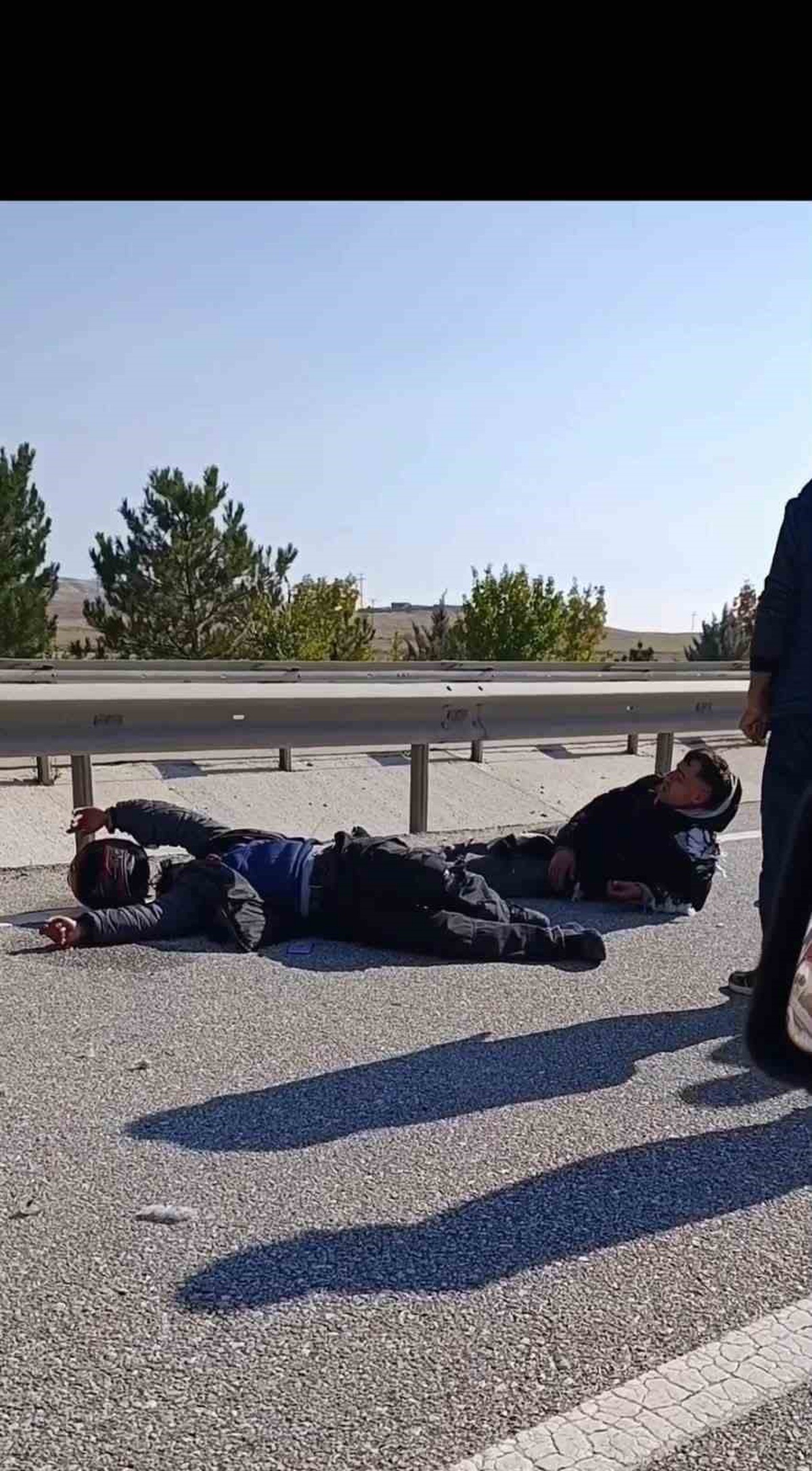 Eskişehir Sivrihisar'da refüje çarpan motosiklette 2 kişi yaralandı