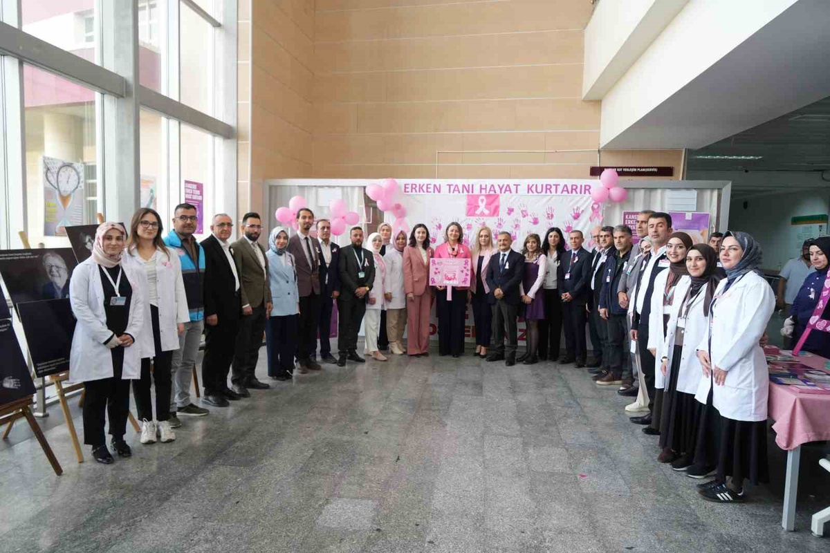 Muş Devlet Hastanesi'nde meme kanseri etkinliği erken teşhise dikkat çekti