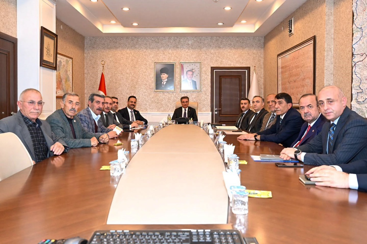 Erzurum Valisi Baruş başkanlığında hayvan pazarı için üst düzey toplantı yapıldı
