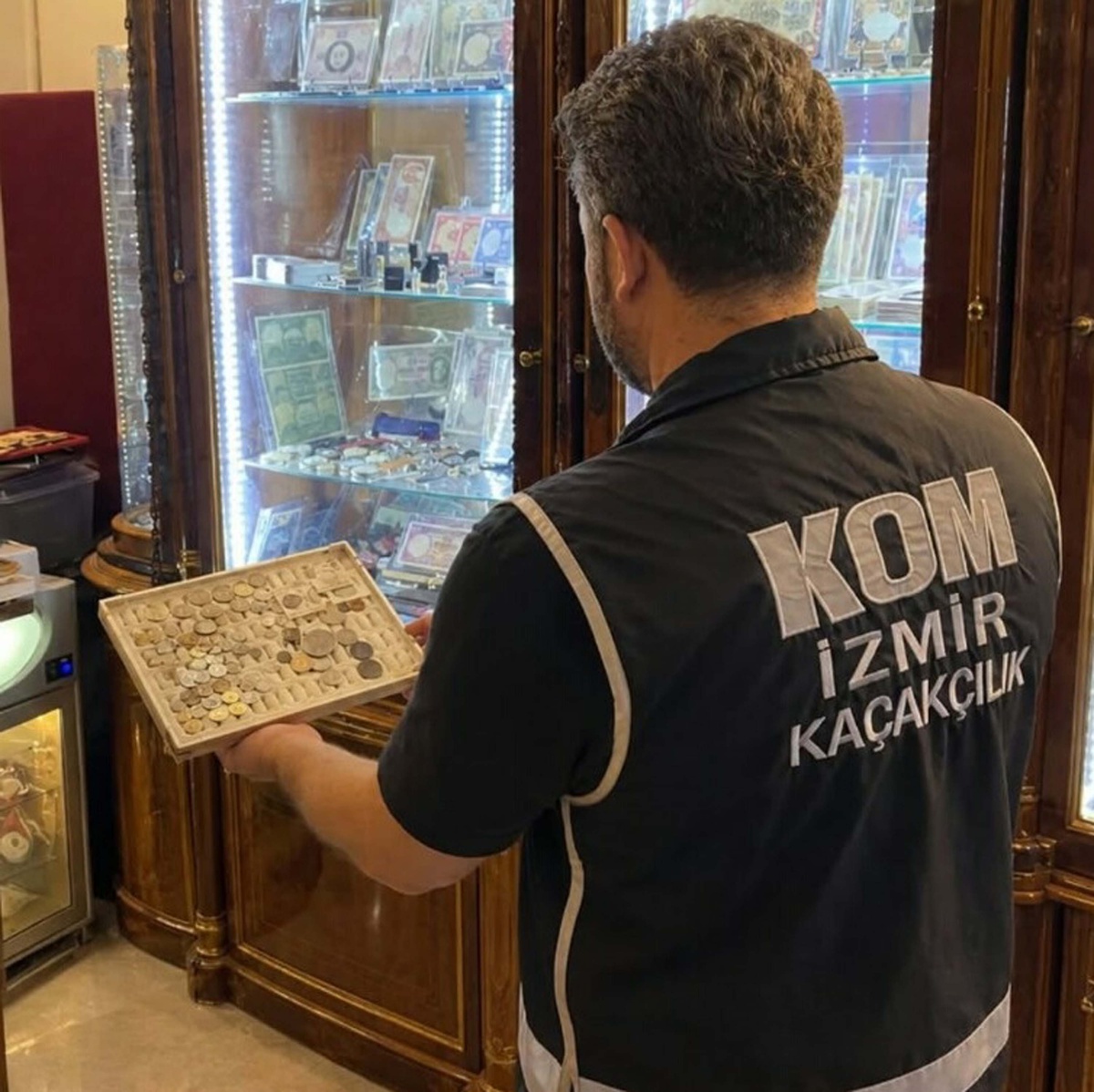 İzmir Konak'ta iş yerine düzenlenen operasyonda 672 sikke ele geçirildi
