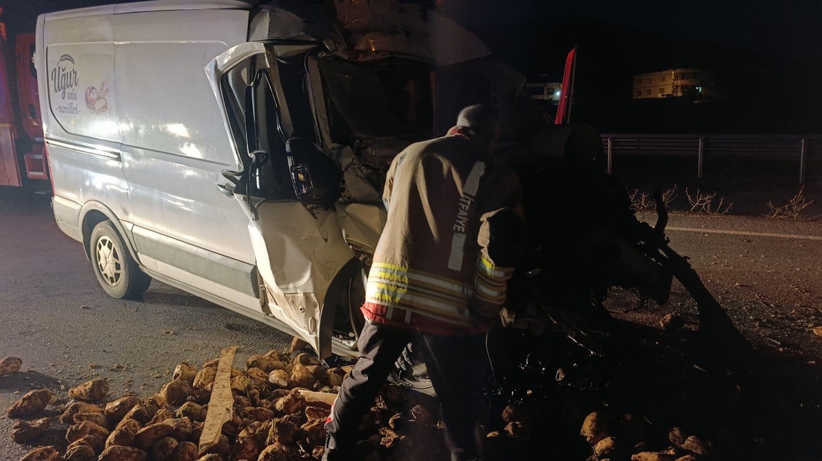 Kahramanmaraş Afşin'de pancar römorkuna çarpan ekmek aracının sürücüsü ağır yaralandı