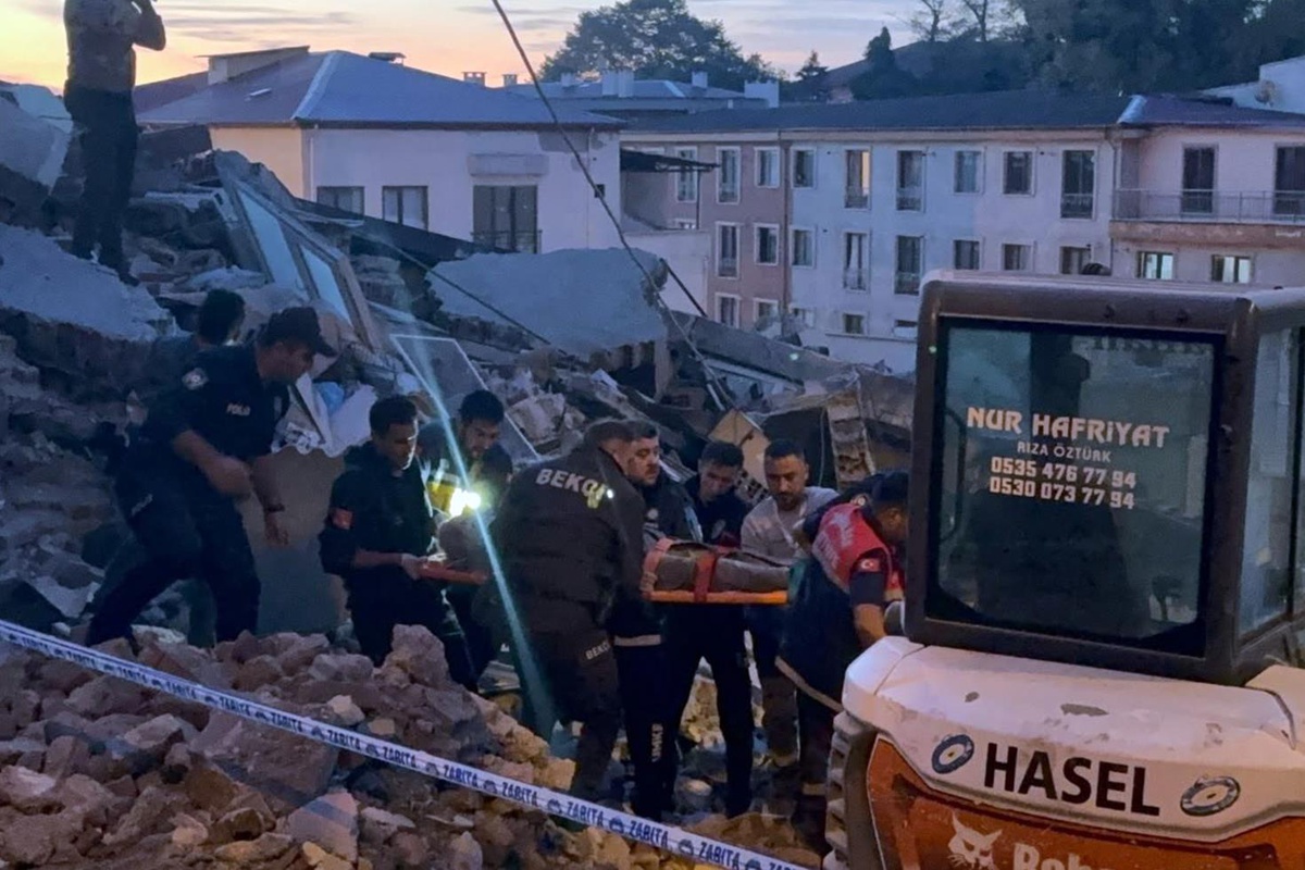 Zonguldak’ta 3 katlı bina çöktü: enkazda kalan 2 kişiden 1’i kurtarıldı