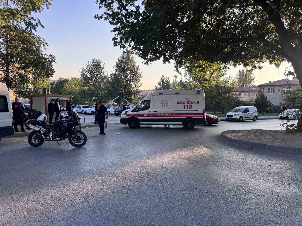 Kayseri Kocasinan'da Yunus ekibinin motoru devrildi, 2 kadın polis yaralandı