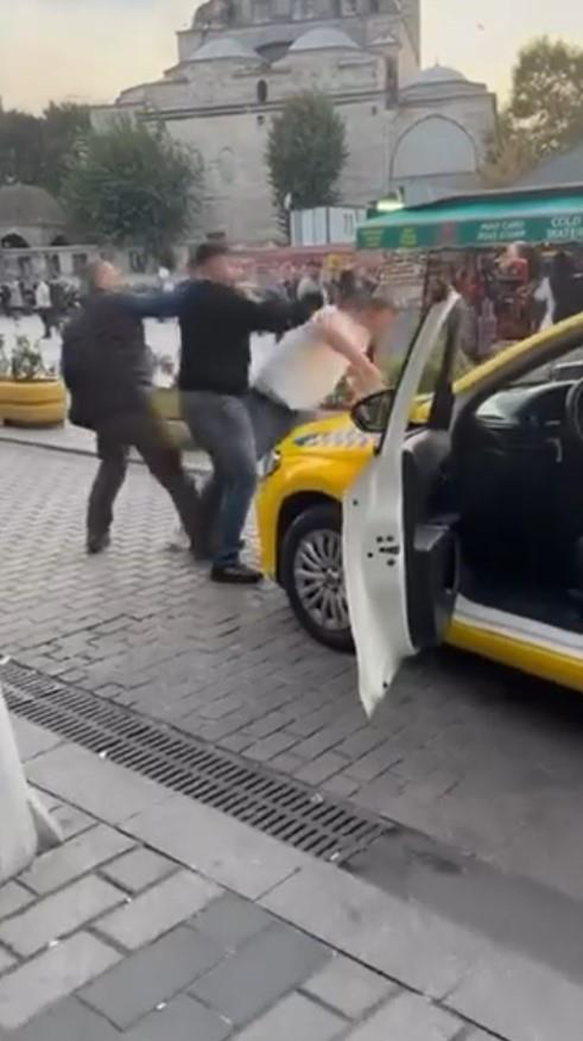 Fatih'te taksicilerin yolcu alma tartışması kavgaya dönüştü