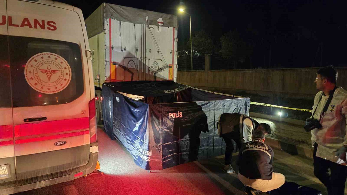 Bandırma'da lastiği patlayan motosiklet tırın dorsesine çarptı, motokurye öldü