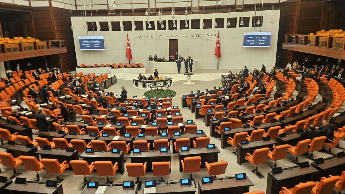 TBMM Genel Kurulu'nda fon düzenlemesi tartışması... Muhalefetten AK Parti'ye “gece yarısı önergesi” tepkisi: "En az 200 bin yatırımcının hakkı gasbedilecek"