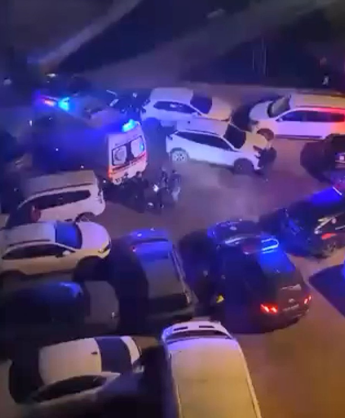Zeytinburnu'nda polise ateş açan şüpheli bacağından vurulup hastaneye kaldırıldı